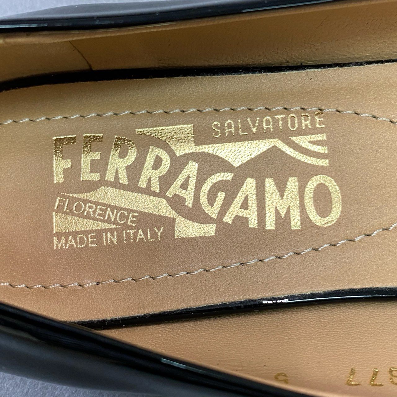 10f8 《美品》 Salvatore Ferragamo サルヴァトーレ フェラガモ VARA ヴァラリボン エナメルパンプス 5 ブラック パテントレザー フラットシューズ イタリア製 箱付き