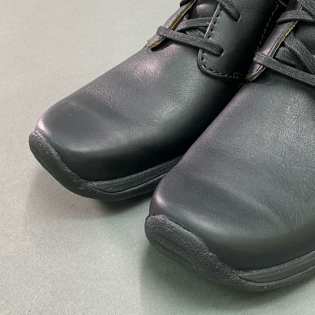3f8 《美品》 Clarks クラークス レザースニーカー UK7 1/2 ブラック Leather active AIR アクティブエアー シューズ