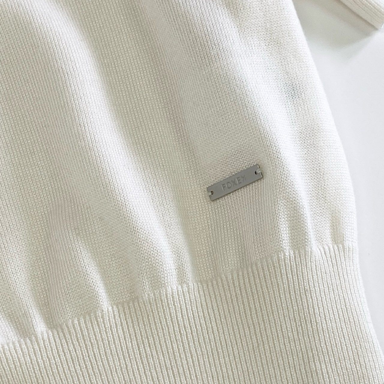 15j16 FOXEY NEY YORK フォクシーニューヨーク 40594 Knit Top Camelia Buton 半袖ニット セーター サイズ42 ホワイト シルク100% レディース 日本製
