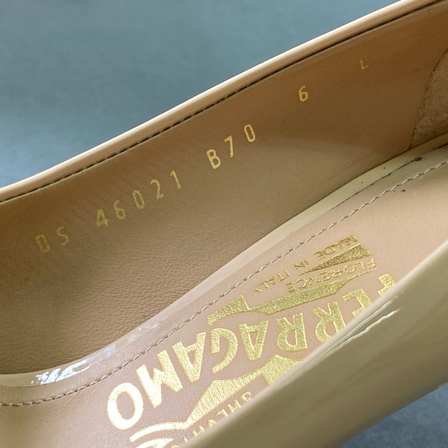 4e5 Salvatore Ferragamo サルヴァトーレ フェラガモ LEO70 パテントレザー パンプス プレーン サイズ6C ピンクベージュ レディース 女性用 靴