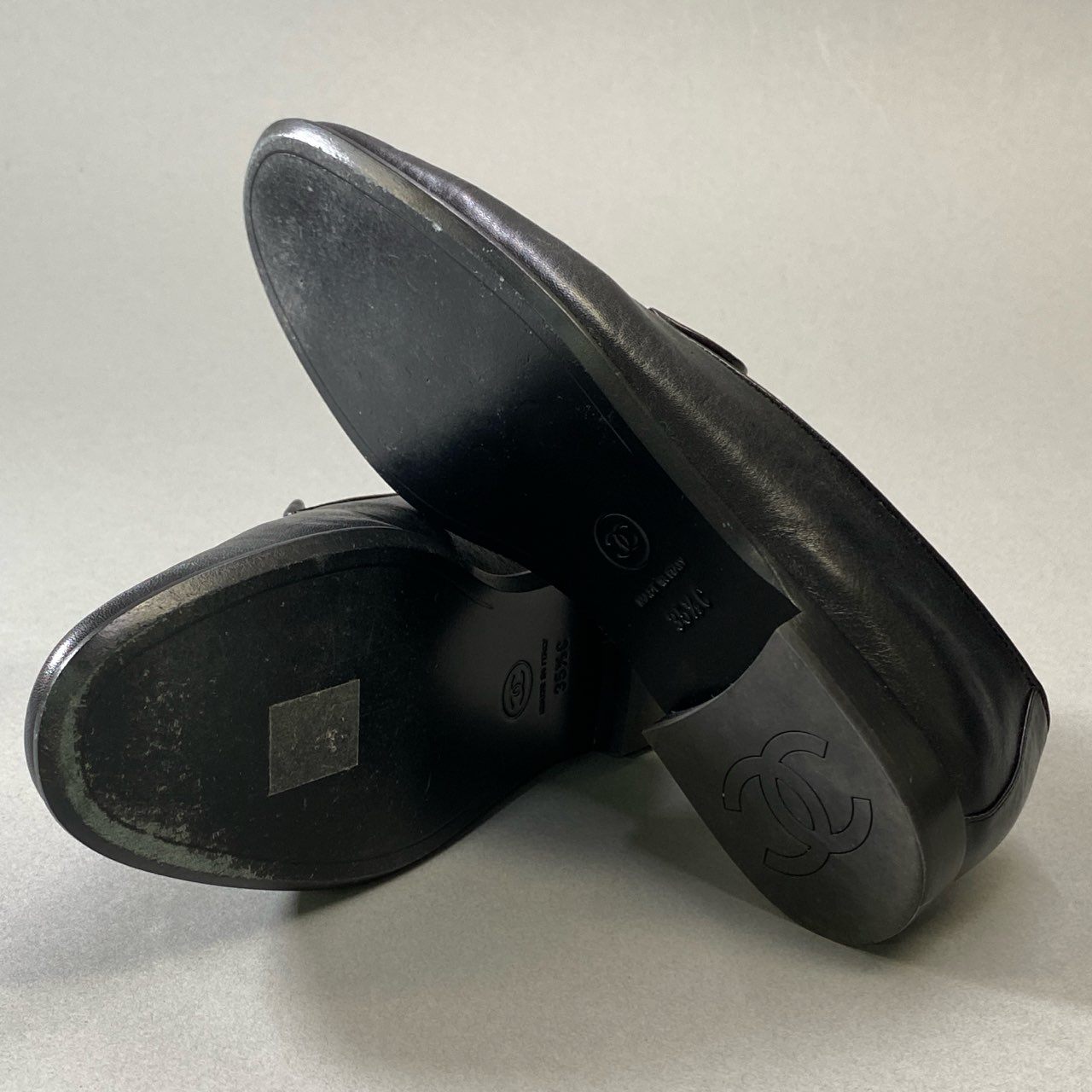 5j16《美品》 CHANEL シャネル ココマーク シャイニー カーフスキン レザーシューズ ローファー 23A G45008 35.5 ブラック レザー 箱・保存袋付きu02t