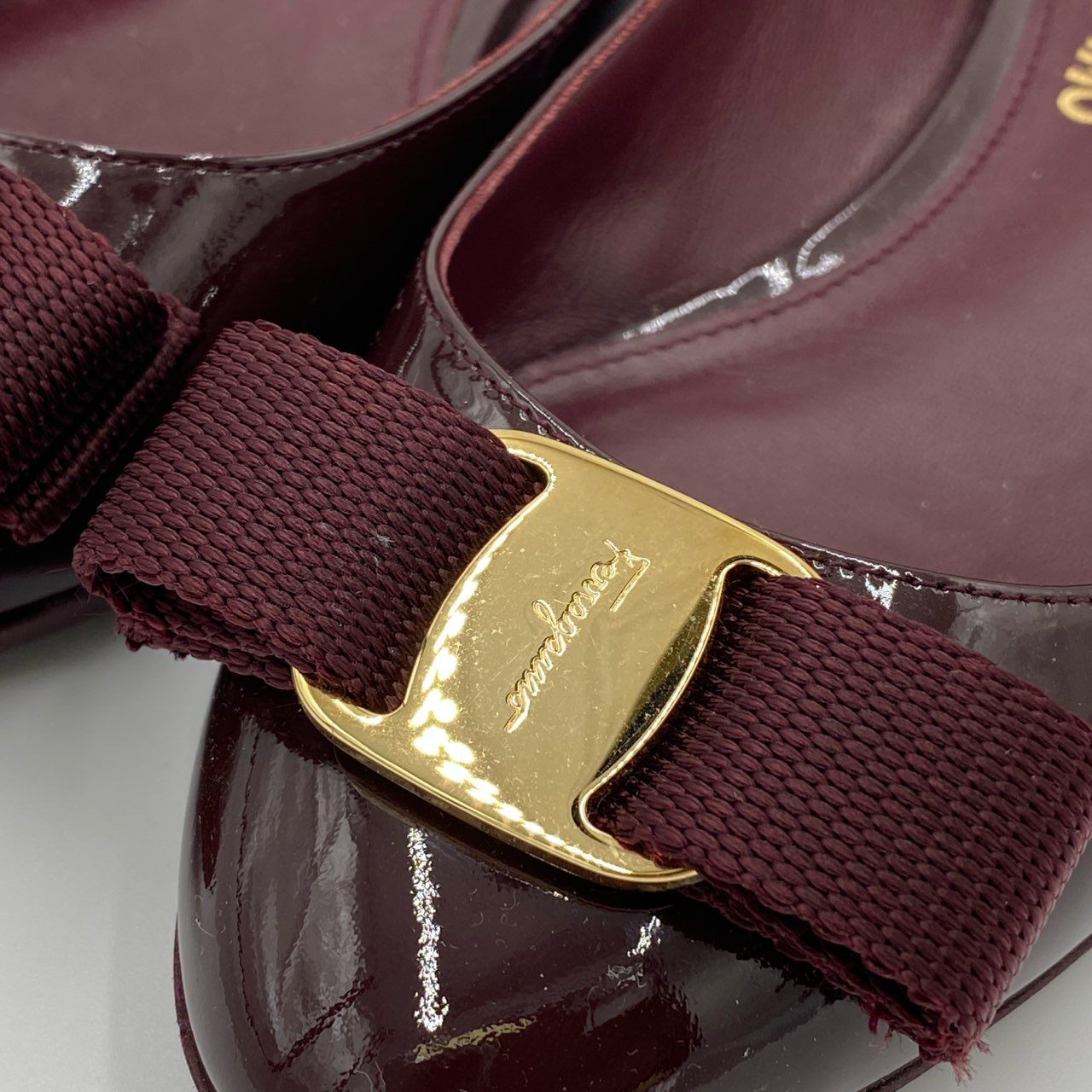 1h7 Salvatore Ferragamo サルヴァトーレ フェラガモ VARA ヴァラリボン エナメルフラットシューズ 6D ワインレッド パテントレザー パンプス 箱付き