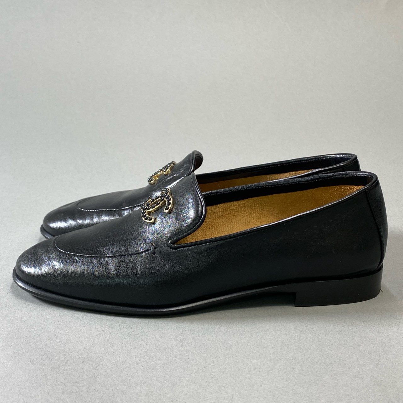 5j16《美品》 CHANEL シャネル ココマーク シャイニー カーフスキン レザーシューズ ローファー 23A G45008 35.5 ブラック レザー 箱・保存袋付きu02t