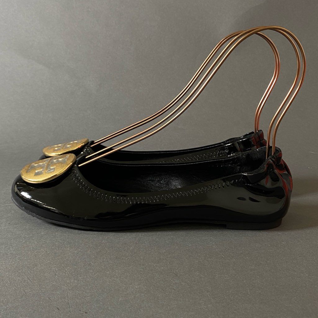 1h4 《美品》 TORY BURCH トリーバーチ エンブレム フラットシューズ パンプス ロゴ金具 36 ブラック
