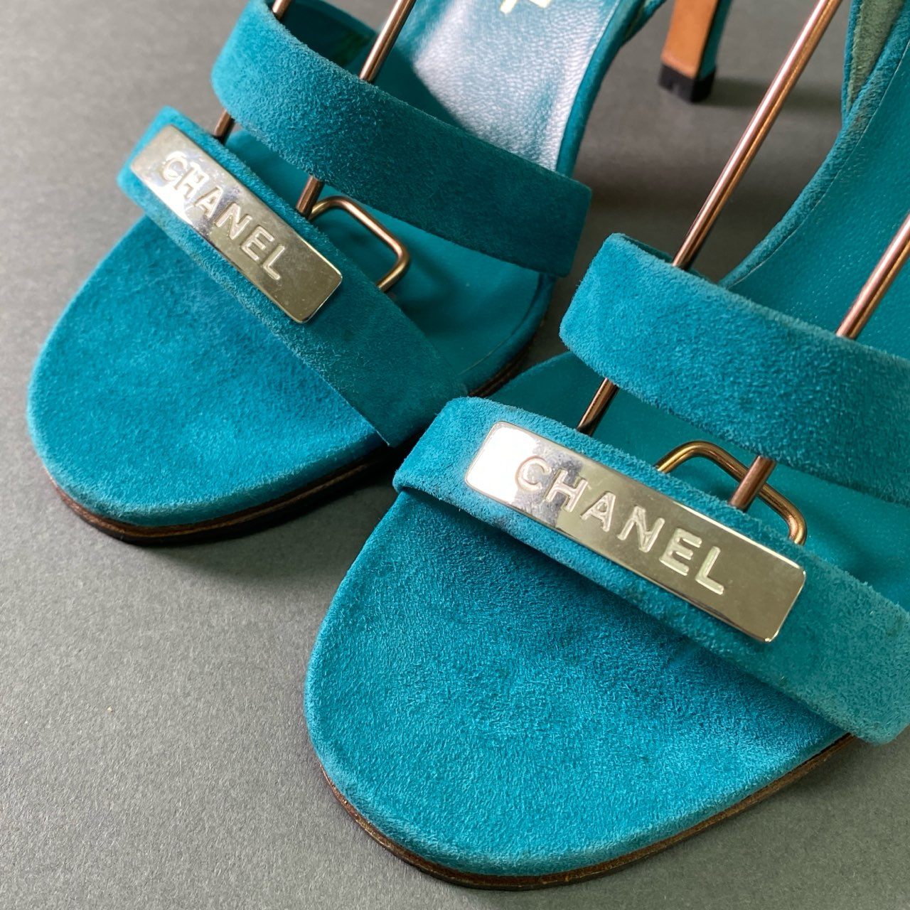 1l18 CHANEL シャネル メタルロゴプレート ヒールサンダル 36 ブルー スエードレザー イタリア製 パンプス シューズ 夏