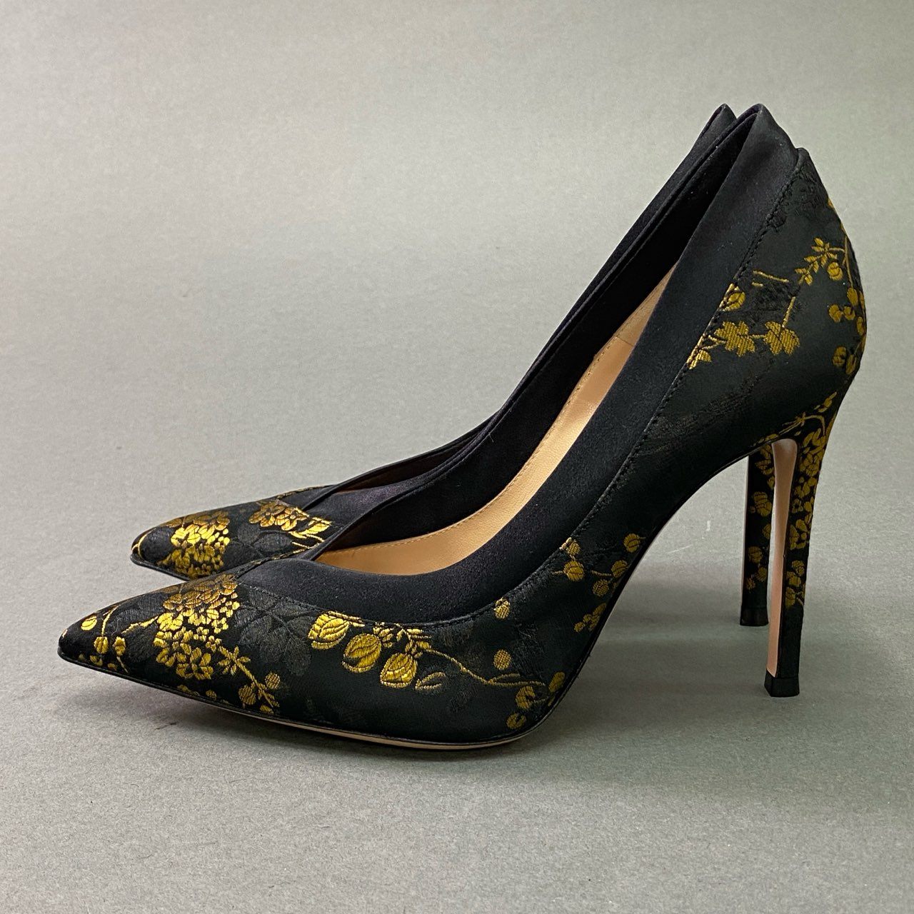 1b28 Gianvito Rossi ジャンヴィトロッシ 《美品》 ポインテッドトゥ ヒールパンプス Vカット 花柄刺繍 和柄 ハイヒール レディース 36 ブラック