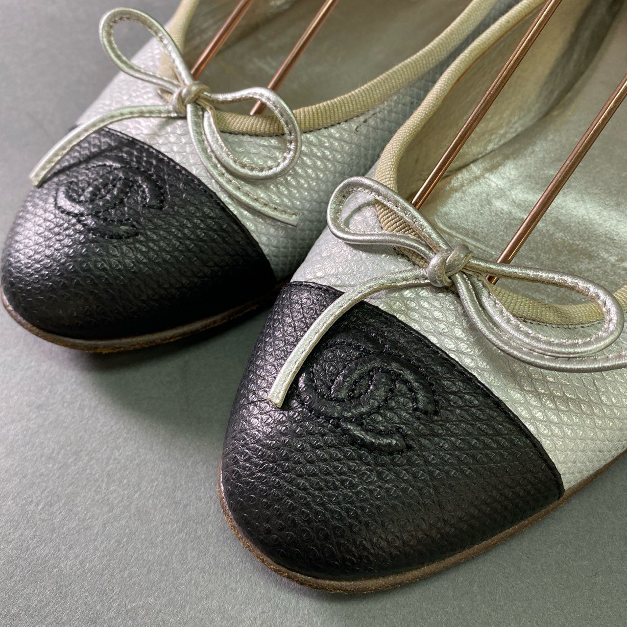 4l19 CHANEL シャネル ココマーク リボン バレエシューズ 38 1/2 シルバー ブラック イタリア製 フラットパンプス