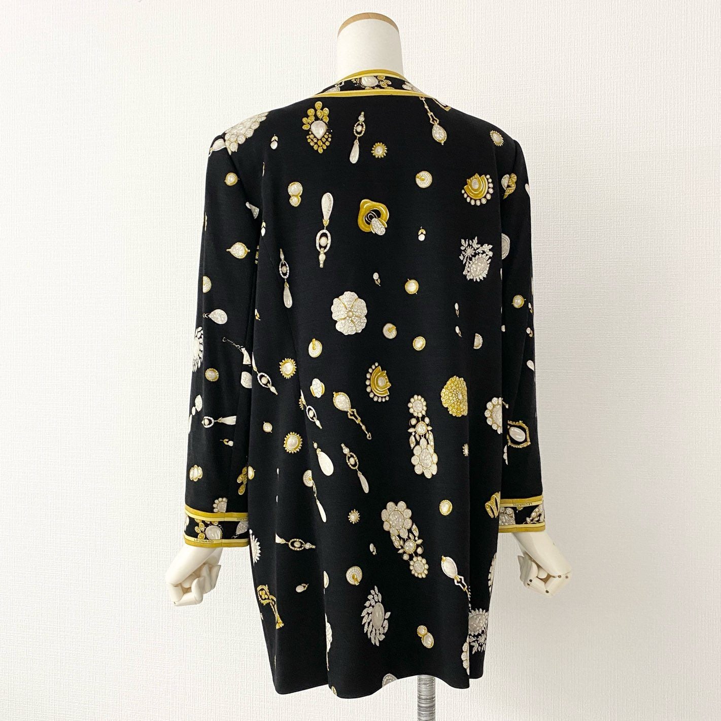 56d15 LEONARD FASHION レオナール ノーカラージャケット 総柄コート ショート丈 ブラック ウール100% レディース 日本製 L相当 婦人服 ジュエリープリント