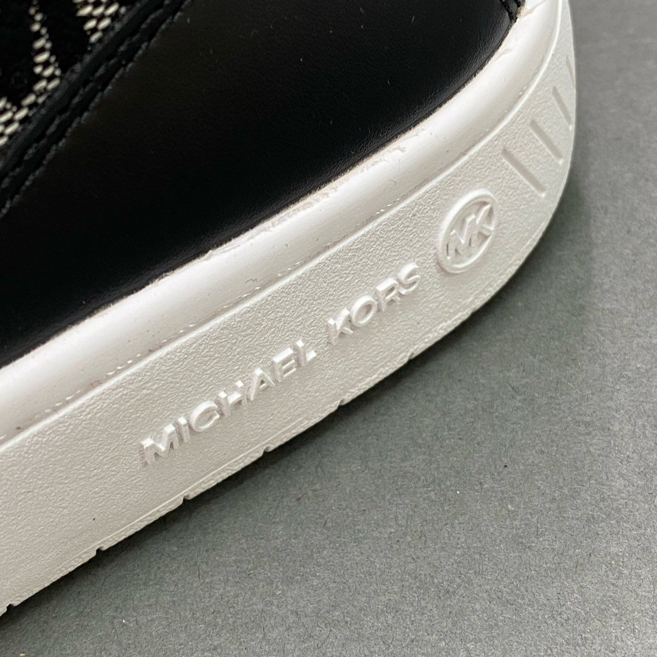 4e26 《未使用品》定価¥44.000 MICHAEL KORS マイケルコース SHEA MID HIGH TOP ハイトップスニーカー 7M ブラック シューズ 箱付き