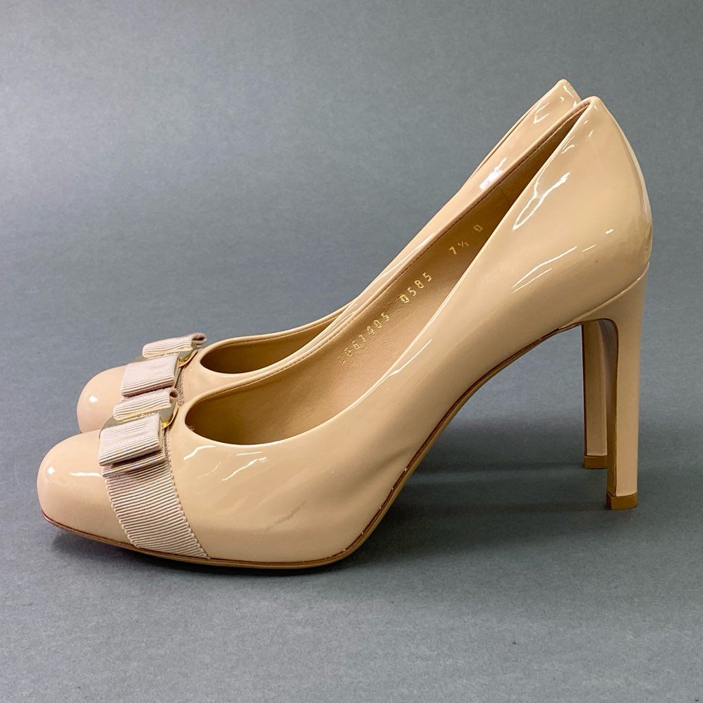 3d3 Salvatore Ferragamo サルヴァトーレ フェラガモ VARA ヴァラリボン エナメルヒールパンプス 7 1/2 ピンクベージュ パテントレザー シューズ イタリア製