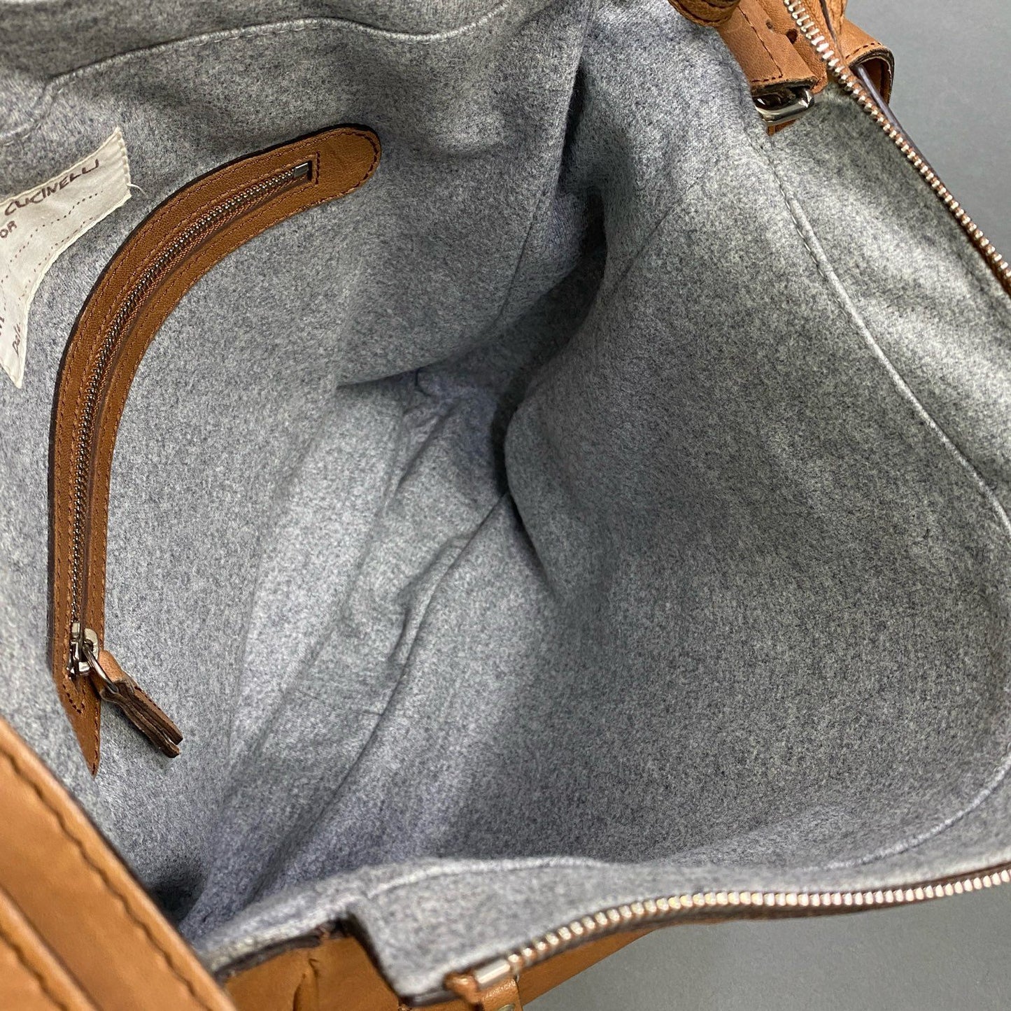 Hg9 BRUNELLO CUCINELLI ブルネロクチネリ 最高級 レザーショルダーバッグ ブラウン leather メッセンジャーバッグ 本革 フォーマル 大容量◎