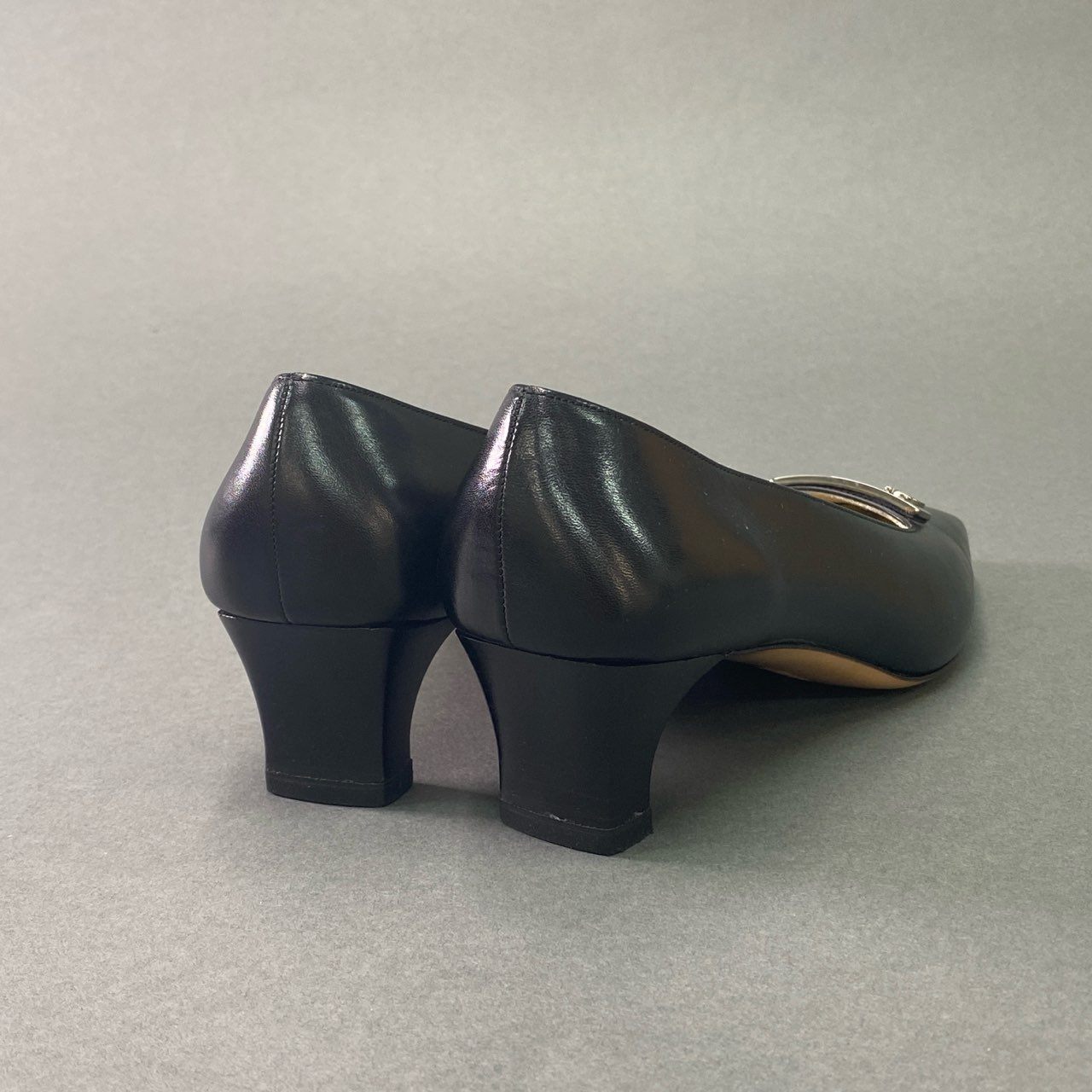 4c3 Salvatore Ferragamo サルヴァトーレフェラガモ スクエアトゥ ヒールパンプス レザーパンプス leather ミドルヒール メタルプレート イタリア製 箱付き レディース 6 ブラック 本革