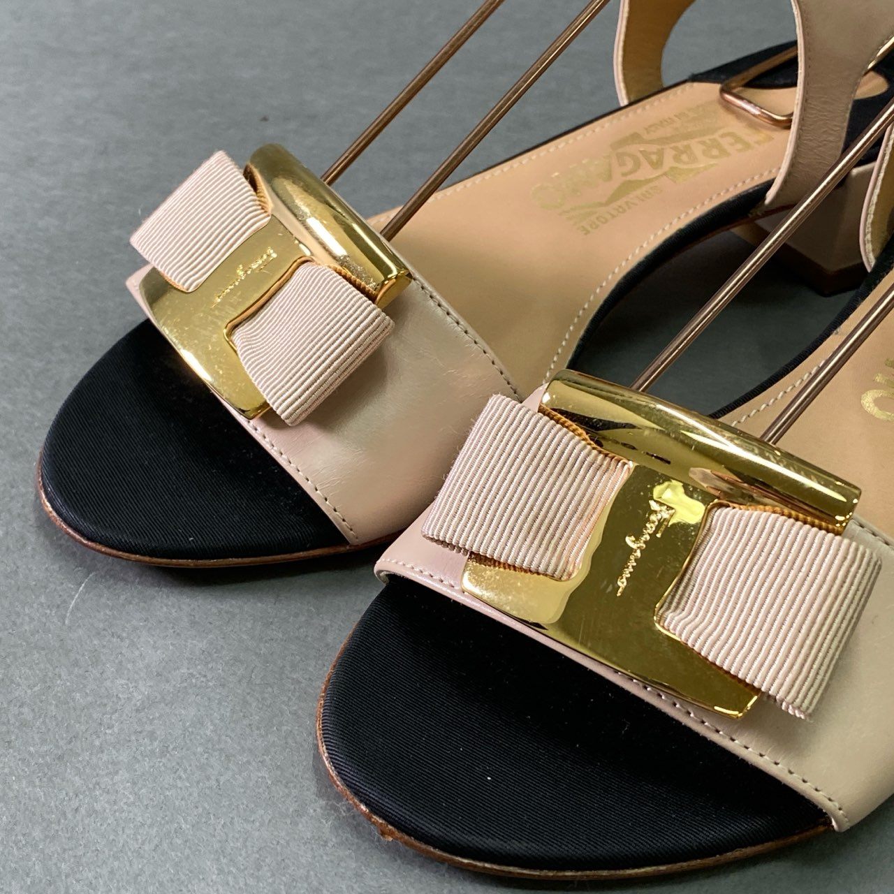 2f8 《美品》 Salvatore Ferragamo サルヴァトーレ フェラガモ VARA ヴァラリボン ストラップサンダル 6 1/2 ピンク ブラック シューズ イタリア製 夏