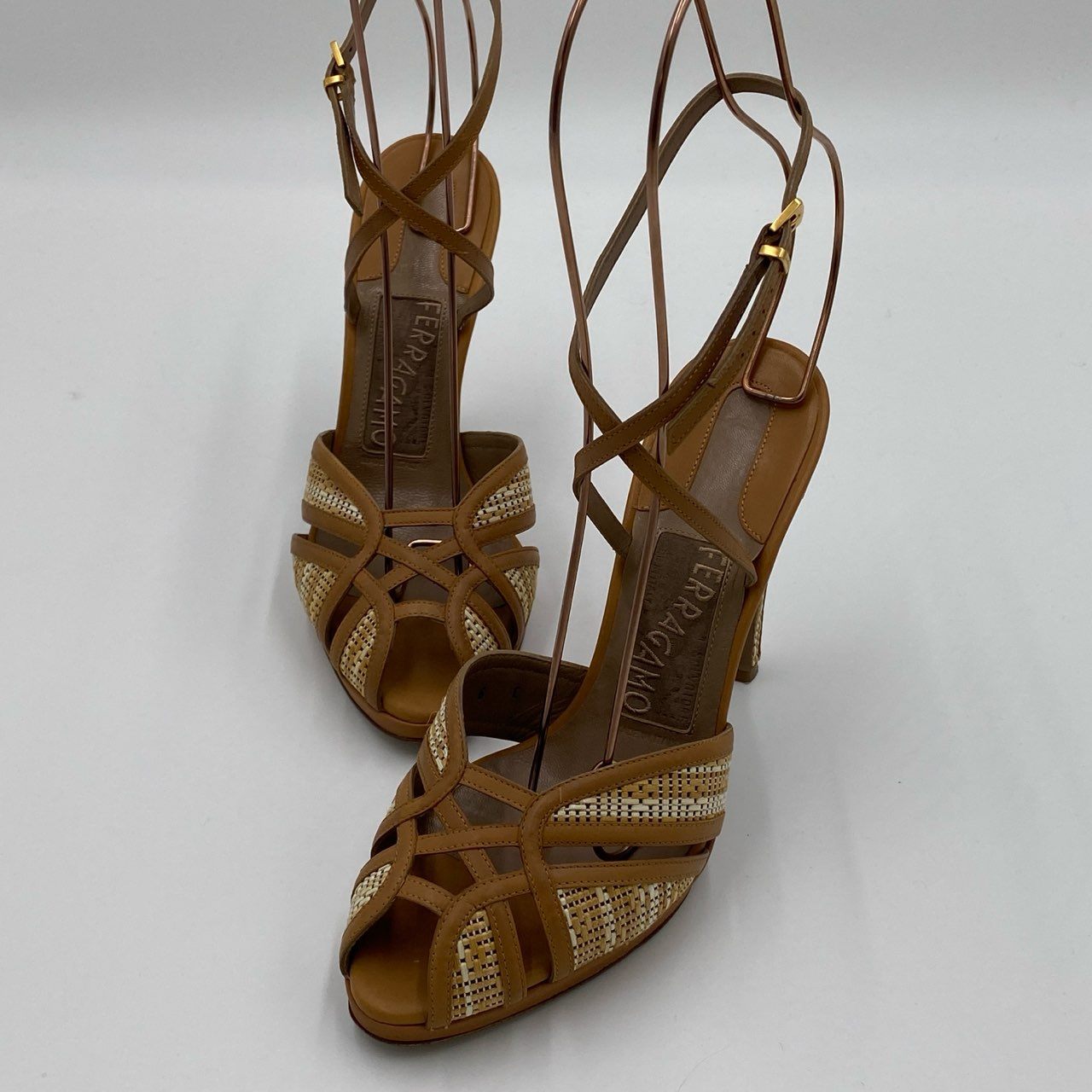 1h7《美品》Salvatore Ferragamo サルヴァトーレフェラガモ ヒールサンダル シューズ ストラップ 編み込み 6 ベージュ レディースt18r