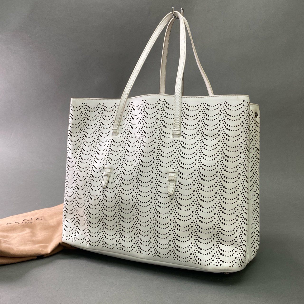 Cb10 ALAIA アライア トートバッグ 肩掛け パンチングレザー leather カーフスキン ポーチ付◎ 保存袋付属 ホワイト 本革