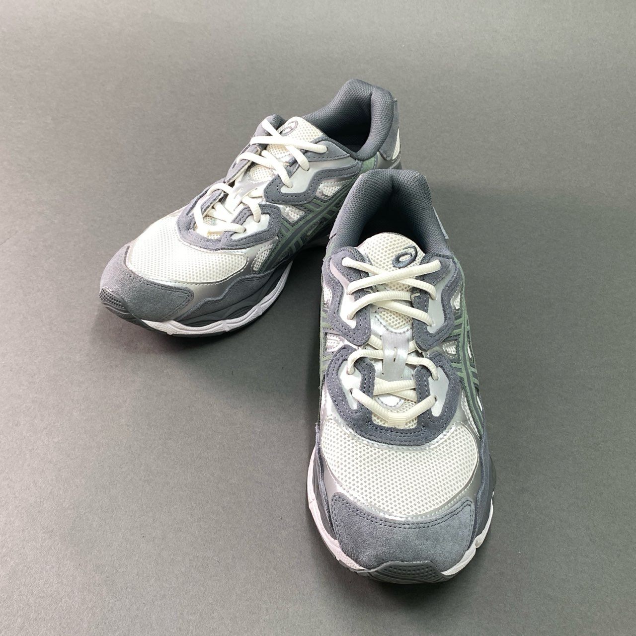 3g9 《美品》 asics アシックス GEL NYC スニーカー F921123 28cm グレー シューズ ゲルニューヨーク 紳士靴 ランニング