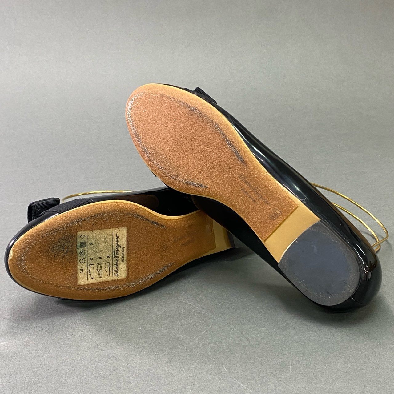 7b14 Salvatore Ferragamo サルヴァトーレ フェラガモ VARA ヴァラリボン エナメルフラットパンプス 6 1/2 ブラック パテントレザー スリッポン シューズ