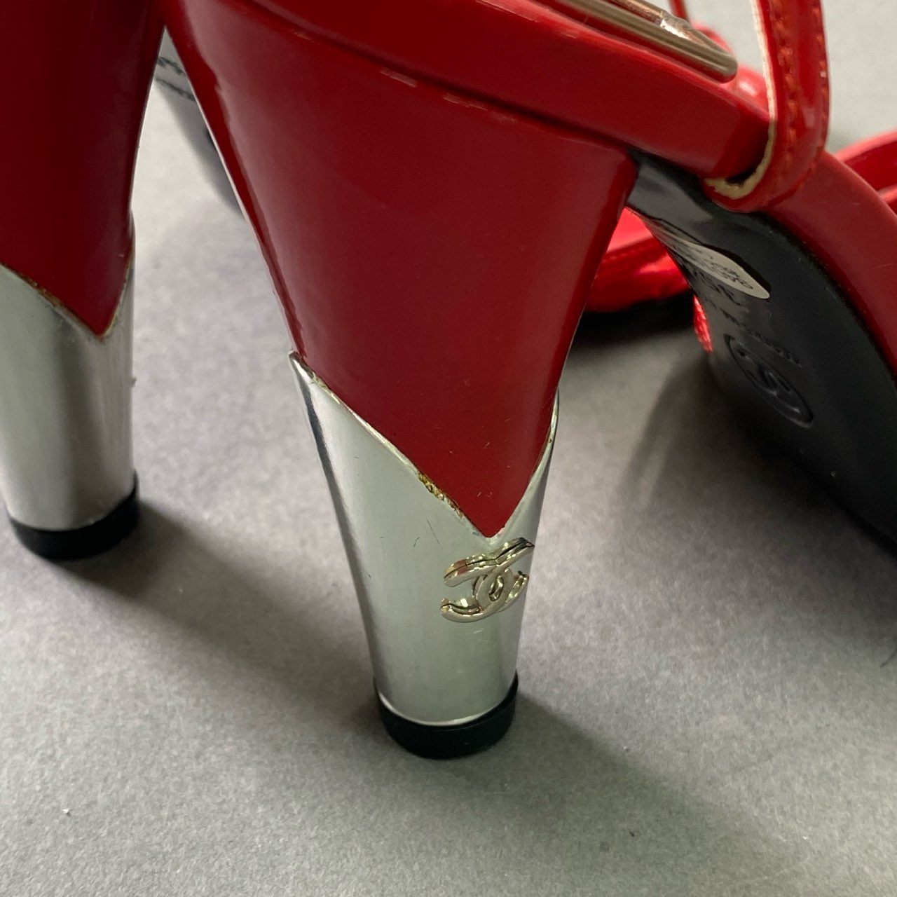 7d16 CHANEL シャネル ココマーク アンクルストラップ ヒール サンダル シューズ イタリア製 35 1/2 レッド シルバー パテントレザー
