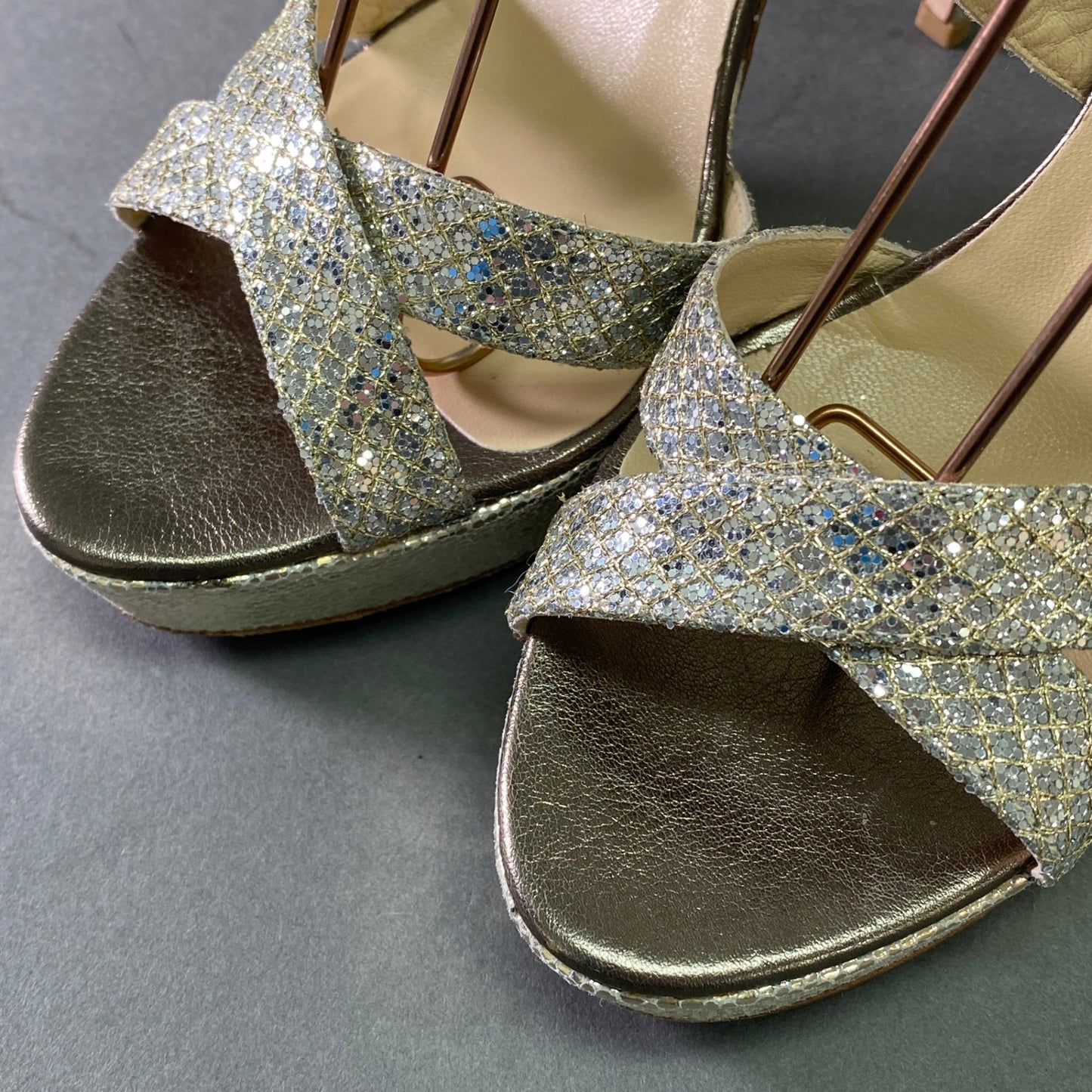 2l25 《美品》 JIMMY CHOO ジミーチュウ グリッター ストラップヒールサンダル 38 1/2 シルバー レザー ラメ パーティ セレモニー パンプス イタリア製
