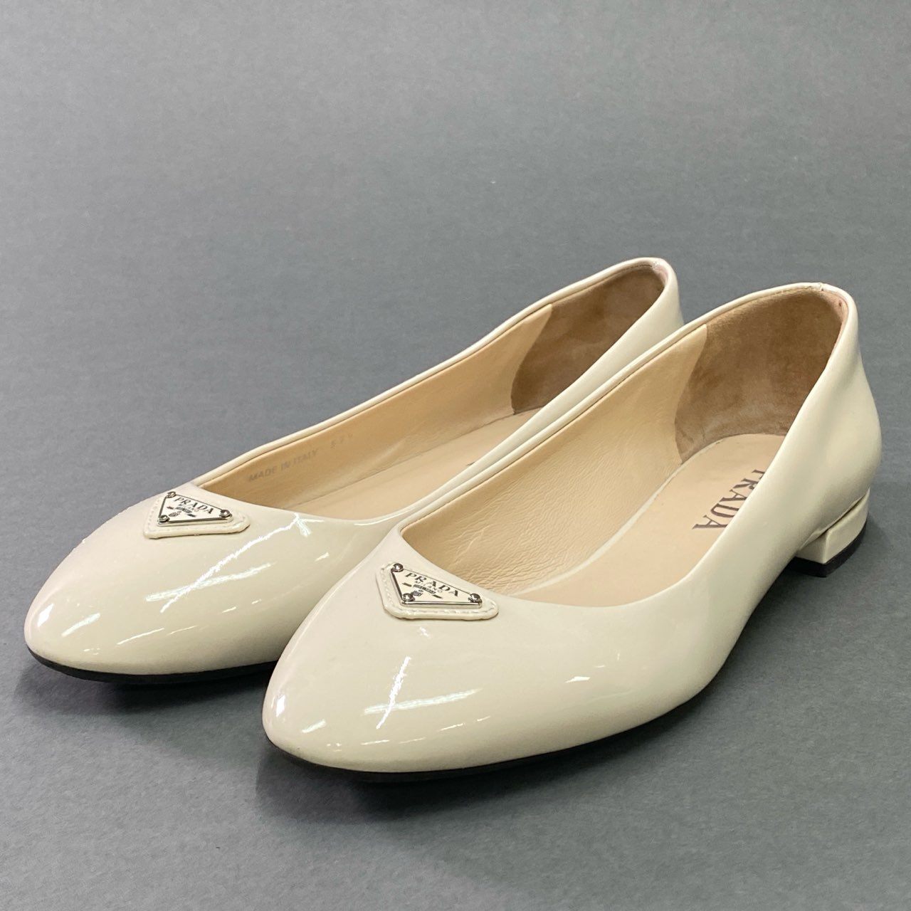 4c21 PRADA プラダ トライアングルロゴ エナメル フラットパンプス 37 1/2 ベージュ パテントレザー 三角ロゴ バレエシューズ イタリア製