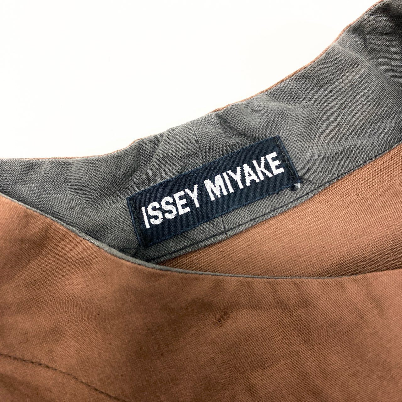 16j20 ISSEY MIYAKE イッセイミヤケ 長袖シャツ トップス オーバーチンストラップ サイズM ブラウン コットン メンズu02t