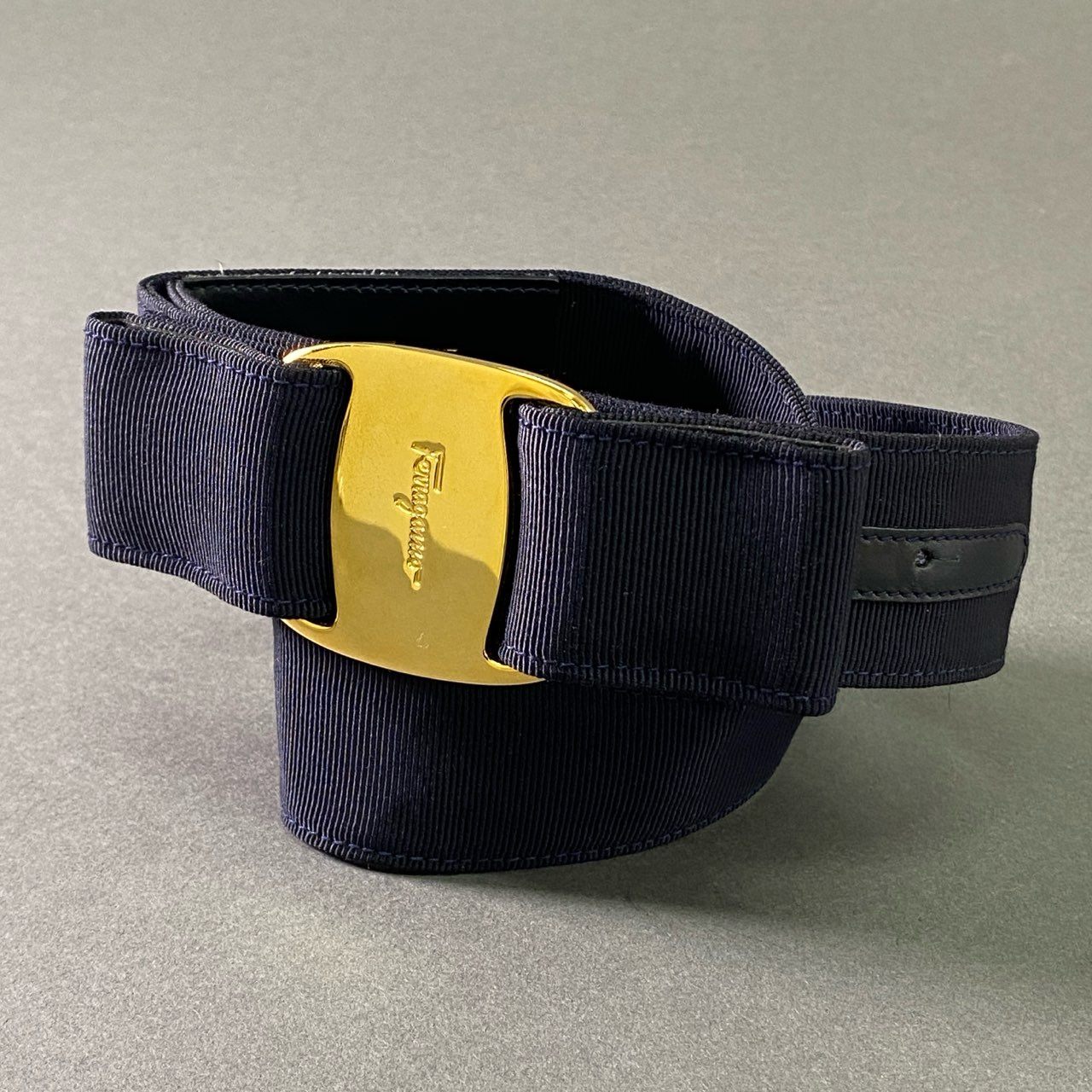 a17② Salvatore Ferragamo サルヴァトーレ フェラガモ VARA ヴァラリボン サッシュベルト S ネイビー ゴールド金具 イタリア製