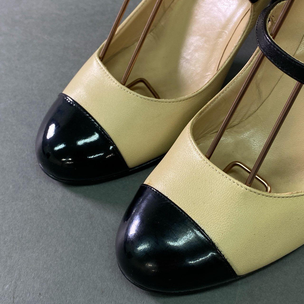 7b12 CHANEL シャネル トリプルストラップ ヒールパンプス 3連ベルト ピンヒール ハイヒール ココマーク バイカラー イタリア製 レディース 34 ベージュ ブラック レザー