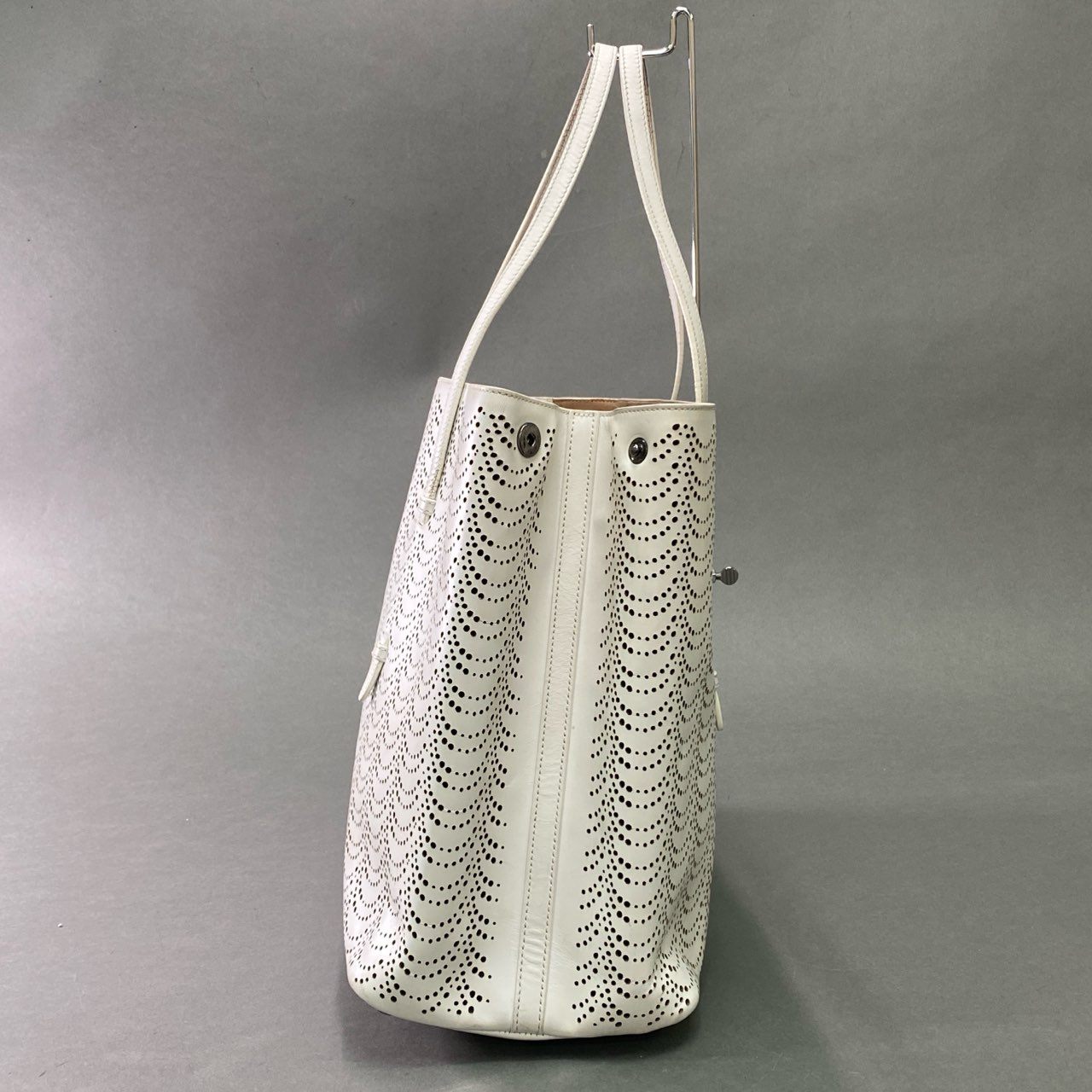 Cb10 ALAIA アライア トートバッグ 肩掛け パンチングレザー leather カーフスキン ポーチ付◎ 保存袋付属 ホワイト 本革