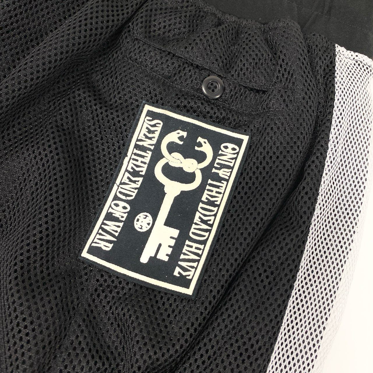 72j15 KTZ ケーティーゼット 刺繍メッシュパンツ ボトム パンツ Mサイズ ブラック ホワイト メンズu02t