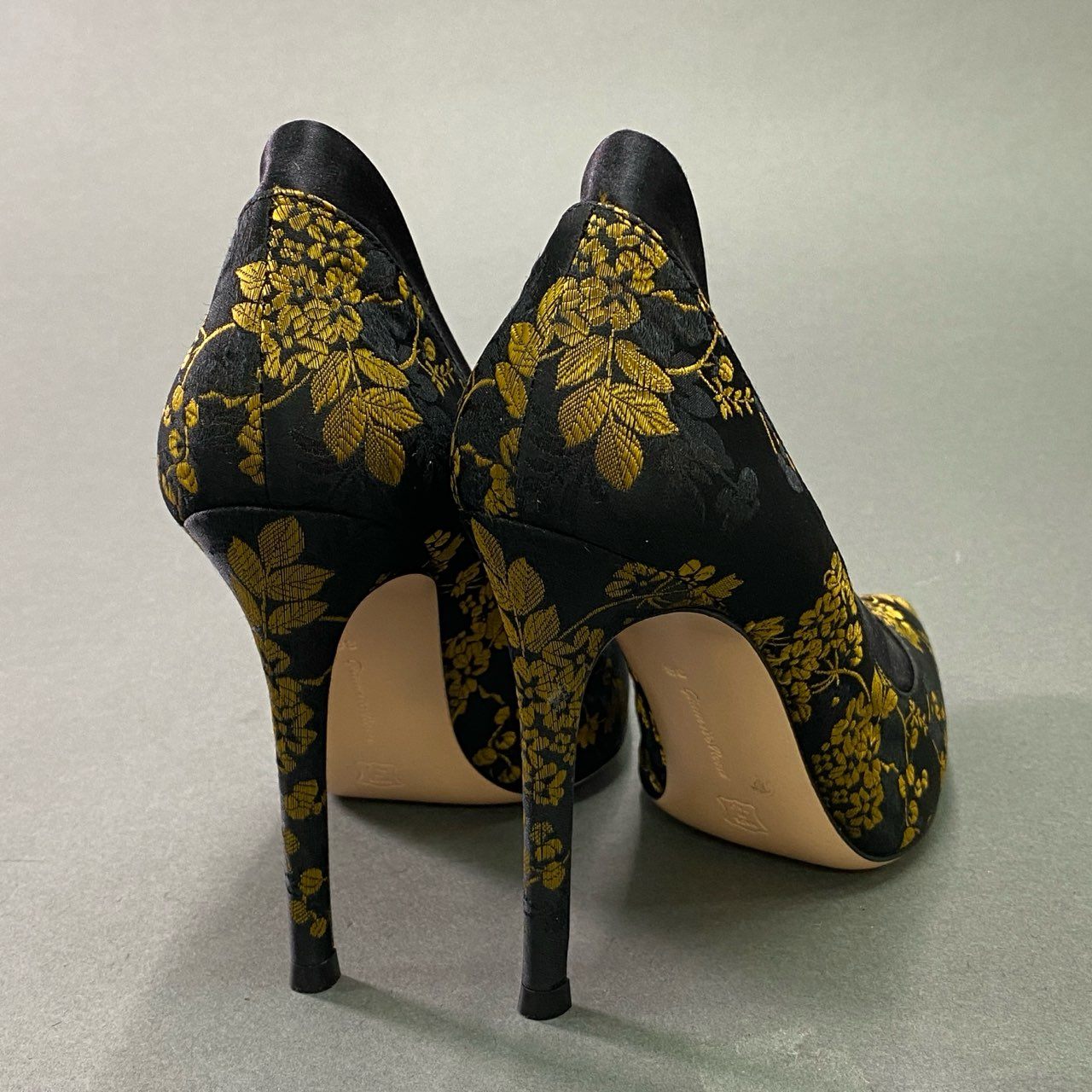1b28 Gianvito Rossi ジャンヴィトロッシ 《美品》 ポインテッドトゥ ヒールパンプス Vカット 花柄刺繍 和柄 ハイヒール レディース 36 ブラック