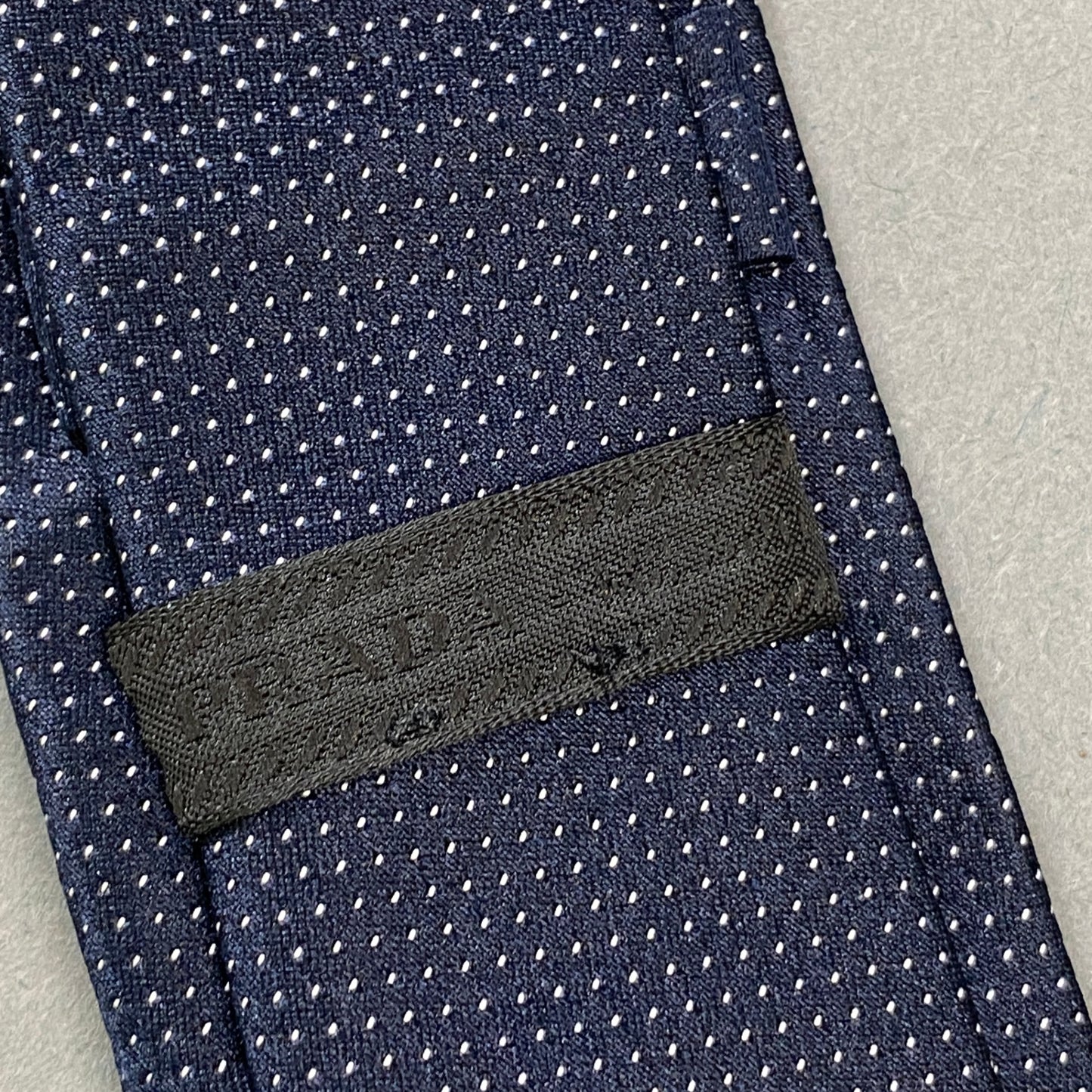 h9 PRADA プラダ ドット柄 ネクタイ 服飾小物 ビジネス◎ セレモニー◎ ロゴ刺繍 ネイビー メンズk02i