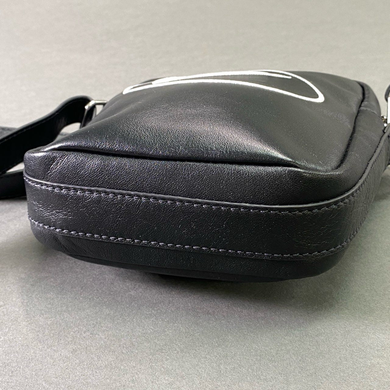Hg9 SUPREME NIKE シュプリーム ナイキ LEATHER SHOULDER BAG レザーショルダーバッグ HJ7964-045 ブラック 牛革 メンズ