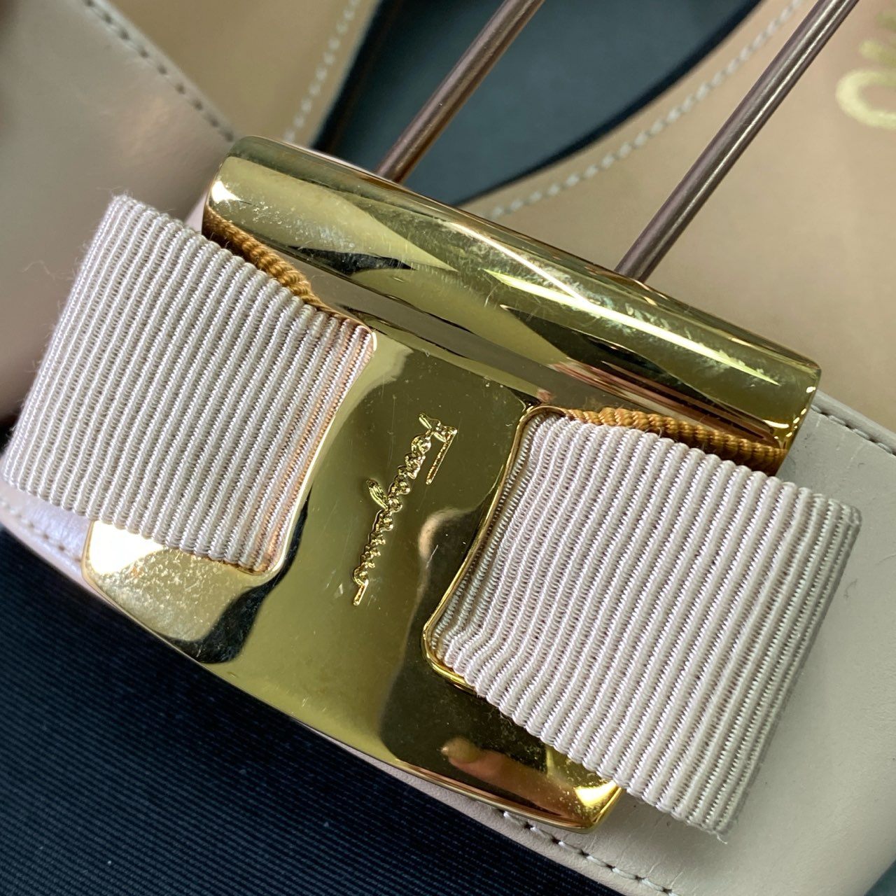 2f8 《美品》 Salvatore Ferragamo サルヴァトーレ フェラガモ VARA ヴァラリボン ストラップサンダル 6 1/2 ピンク ブラック シューズ イタリア製 夏
