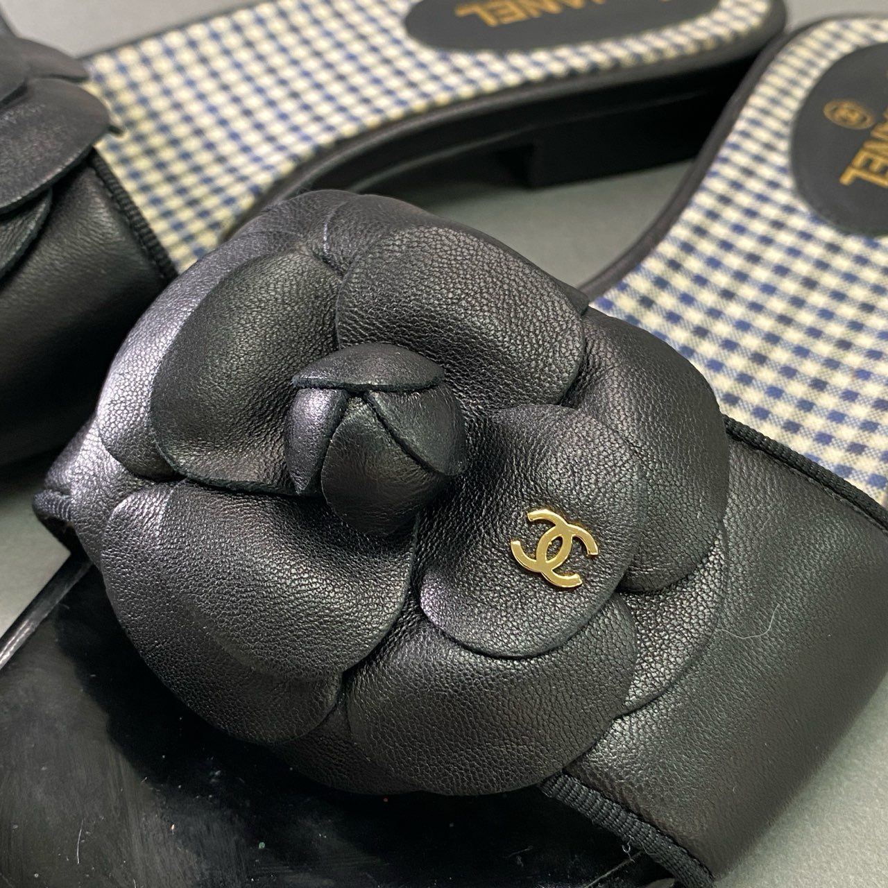 1d14 CHANEL シャネル ココマーク カメリア フラットサンダル 35 1/2 ブラック レザー シューズ イタリア製 夏