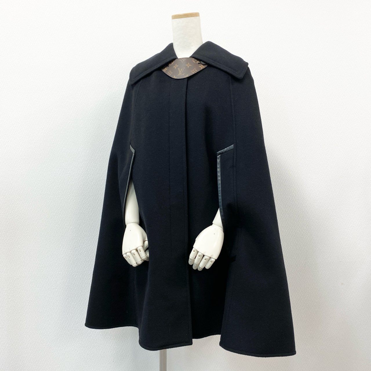 32k28 《極美品》 LOUIS VITTON ルイヴィトン 21年製 ウールポンチョ マントコート ロング 裏地 ジャイアントモノグラム イタリア製 羊革 国内正規品 38 ブラック レディース