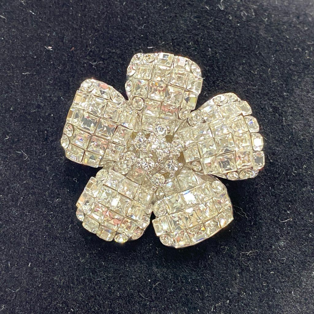 4e10 《美品》 FOXEY フォクシー ブローチ 小物 フラワーモチーフ ラインストーン ビジュー シルバー レディース