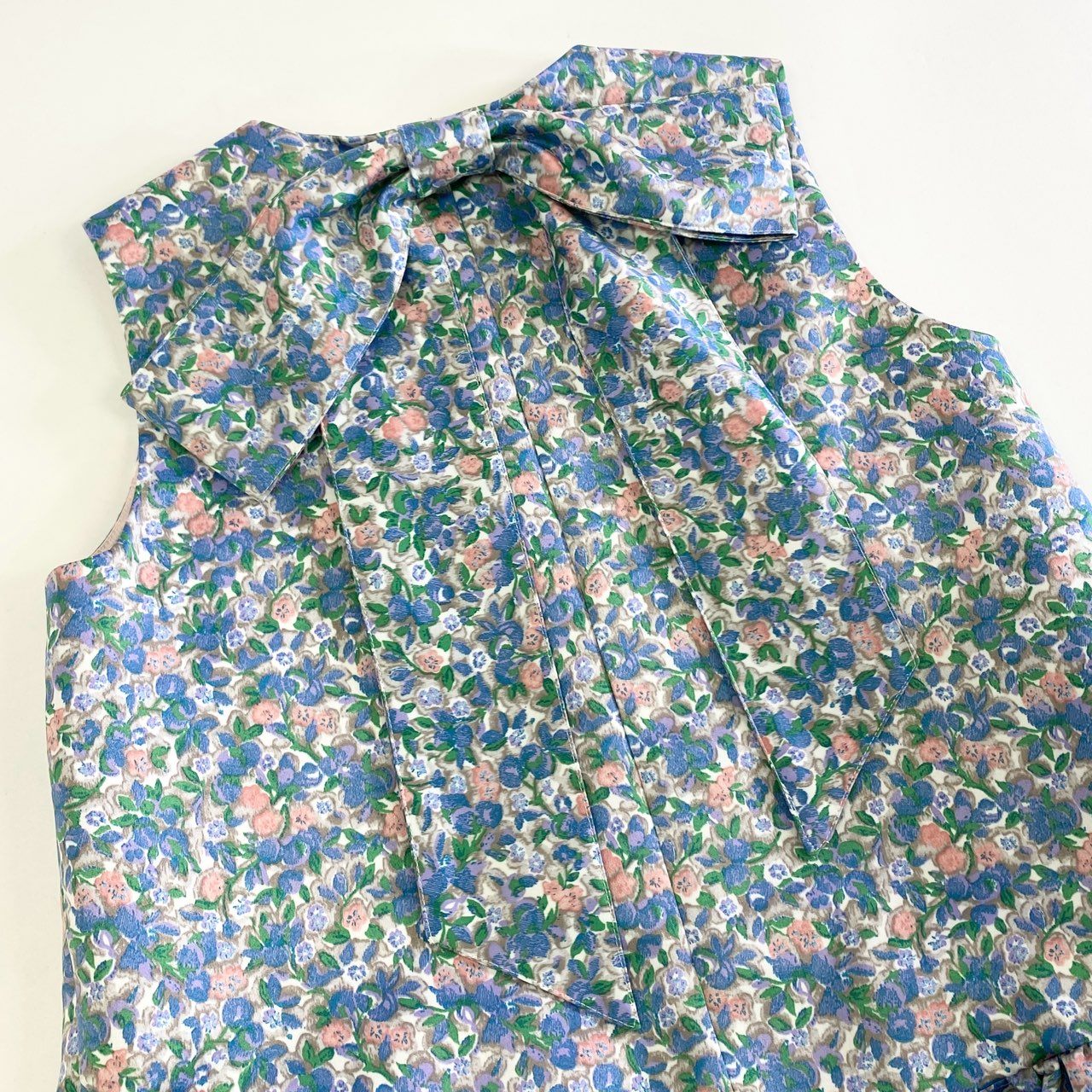 49k8 《タグ付》定価¥26,400 TSURU By MARIKO OIKAWA ツル バイ マリコオイカワ 23SS Matine リボン付 ペプラム F ブルー ノースリーブ チュニック 日本製