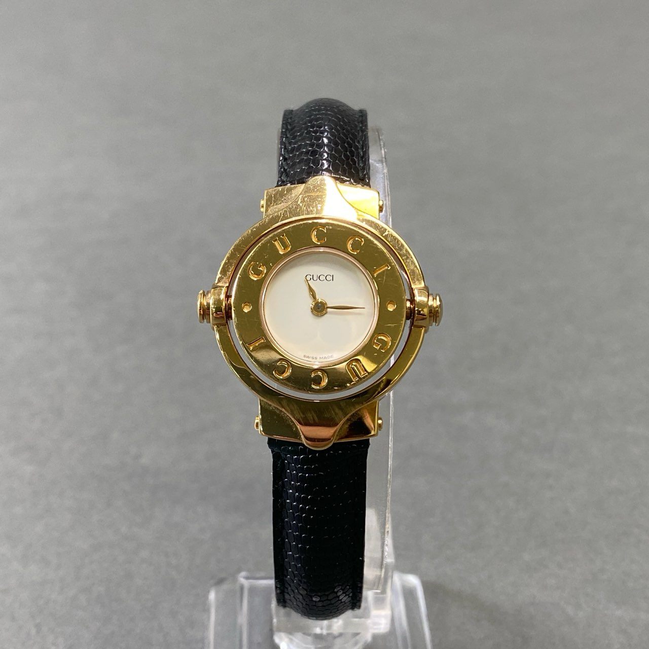 g29 GUCCI グッチ ターンフェイス バングルウォッチ クォーツ腕時計 回転式 リバーシブル アナログ ブラック ゴールド レザーベルト