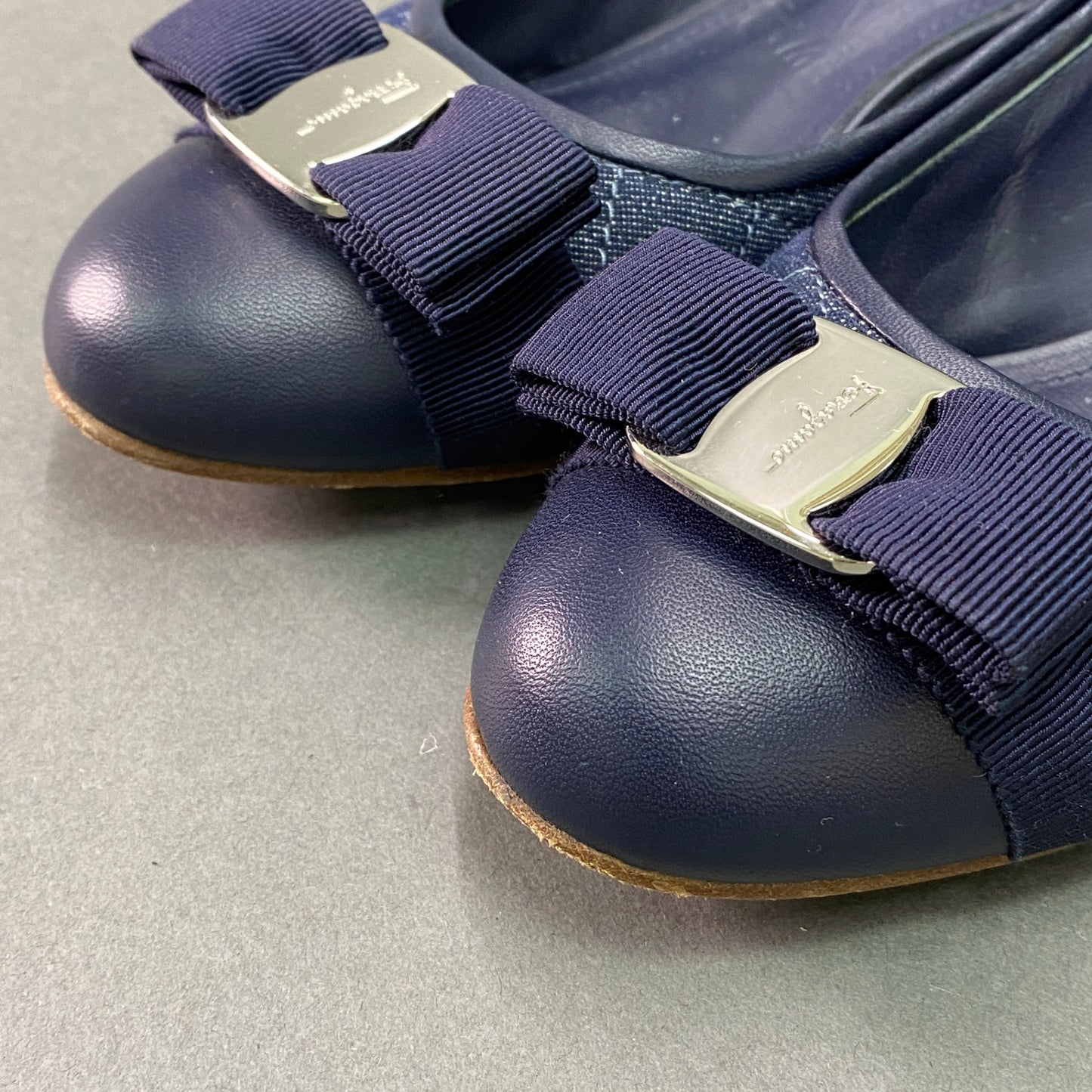 g29《美品》 Salvatore Ferragamo サルヴァトーレ フェラガモ VARA O DEN ヴァラリボン デニムパンプス 6 1/2 ネイビー ブルー シューズ 箱 保存袋有t18r