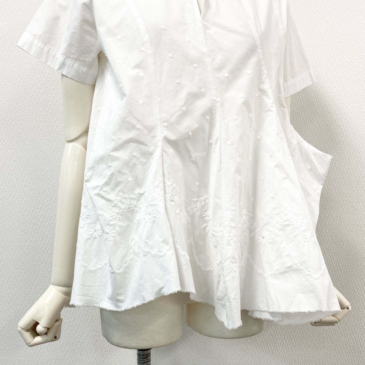 64g18 《美品》 tricot COMME des GARCONS トリコ コムデギャルソン 刺繍デザイン ペプラムシャツ M ホワイト ブラウス AD2020