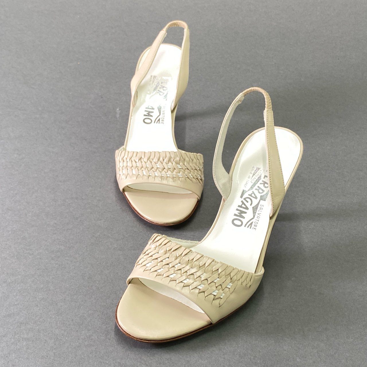 8e18 《美品》 Salvatore Ferragamo サルヴァトーレ フェラガモ 編み込み レザー ヒールサンダル 4 1/2 ベージュ leather シューズ イタリア製 夏