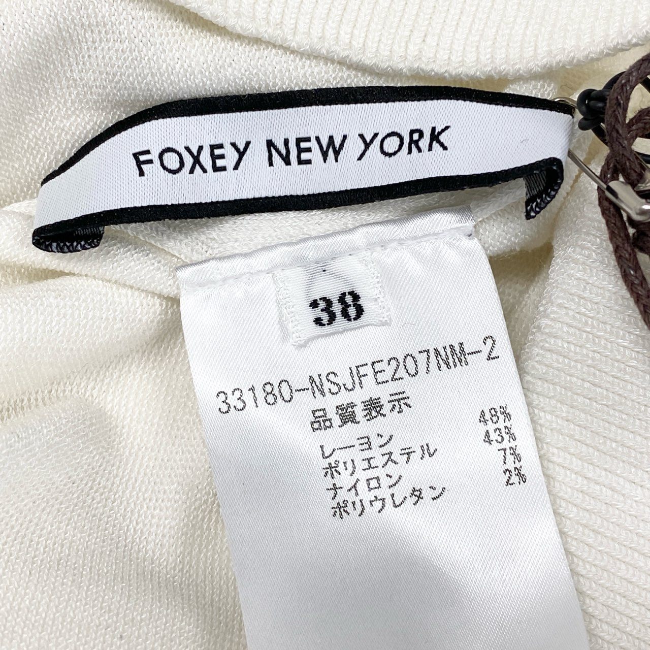 54d8 《新品タグ付き》 FOXEY NEW YORK フォクシー ニューヨーク ニットカーディガン ボレロカーディガン ロゴプレート 33180 サイズ38 オフホワイト レディース 日本製