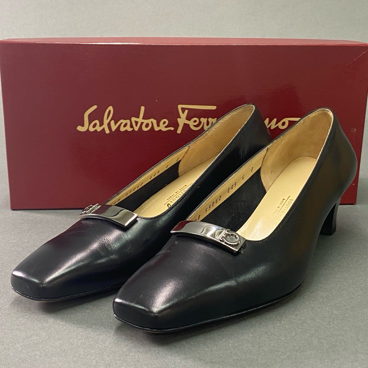 4c3 Salvatore Ferragamo サルヴァトーレフェラガモ スクエアトゥ ヒールパンプス レザーパンプス leather ミドルヒール メタルプレート イタリア製 箱付き レディース 6 ブラック 本革