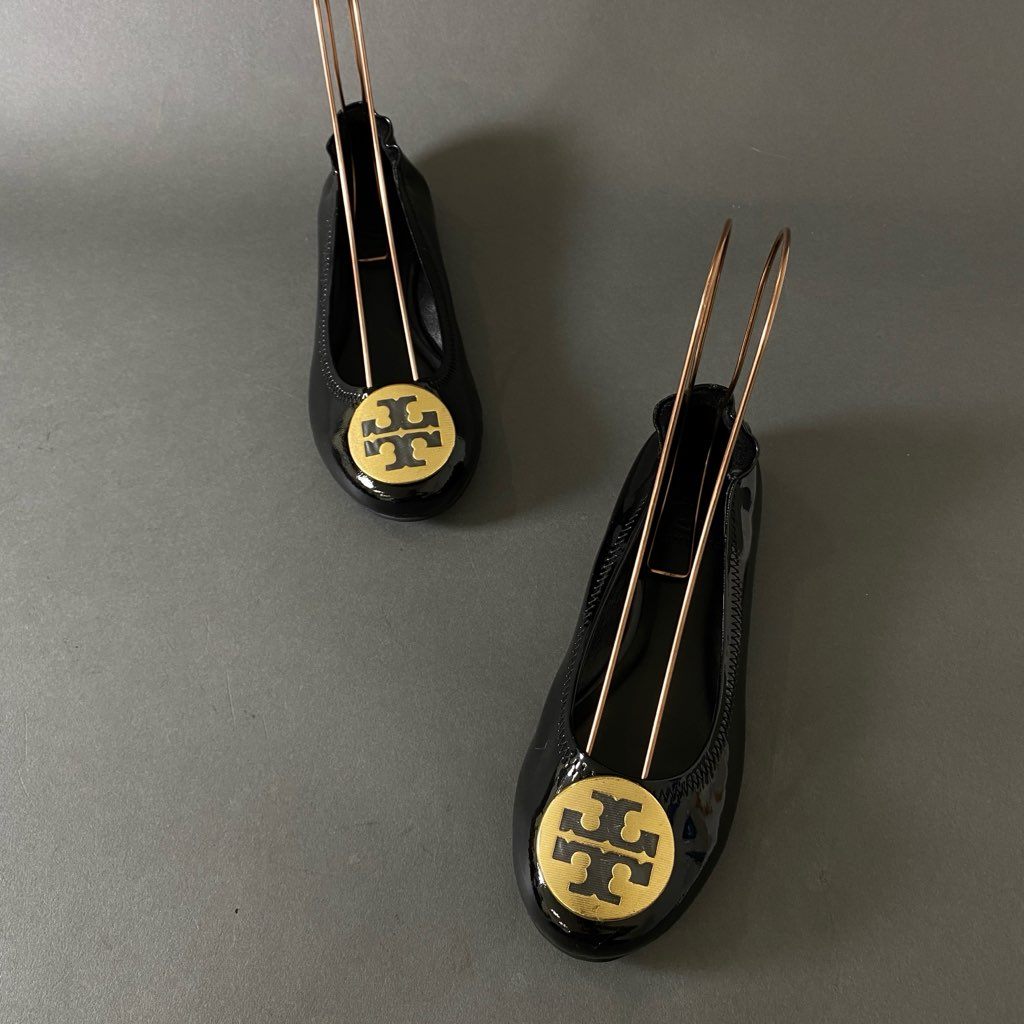 1h4 《美品》 TORY BURCH トリーバーチ エンブレム フラットシューズ パンプス ロゴ金具 36 ブラック