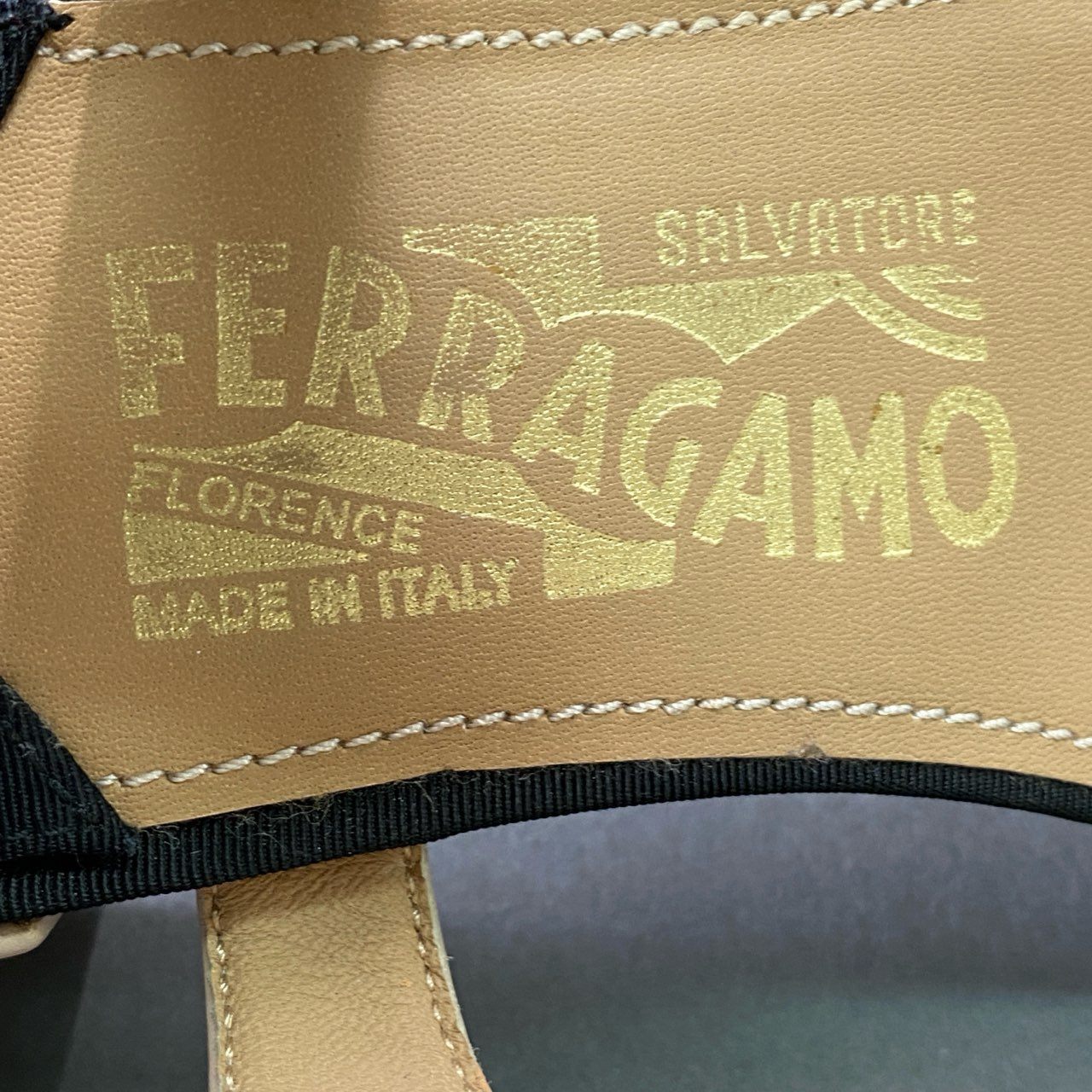 2f8 《美品》 Salvatore Ferragamo サルヴァトーレ フェラガモ VARA ヴァラリボン ストラップサンダル 6 1/2 ピンク ブラック シューズ イタリア製 夏