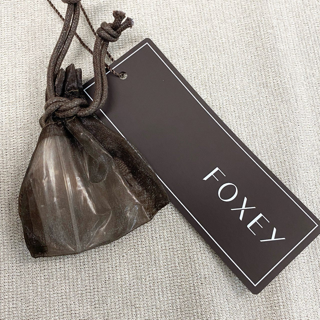 4c28 【美品】 FOXEY フォクシー カボション ケープ タグ付き 春夏生地 ニットカーディガン 羽織り ボレロニット 2way 42616 F ナチュラル