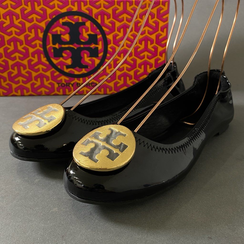 1h4 《美品》 TORY BURCH トリーバーチ エンブレム フラットシューズ パンプス ロゴ金具 36 ブラック