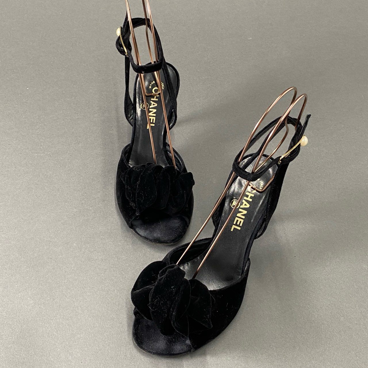 2i20 CHANEL シャネル パールストラップ ベロアヒールサンダル 38 ブラック ベルベット パンプス イタリア製