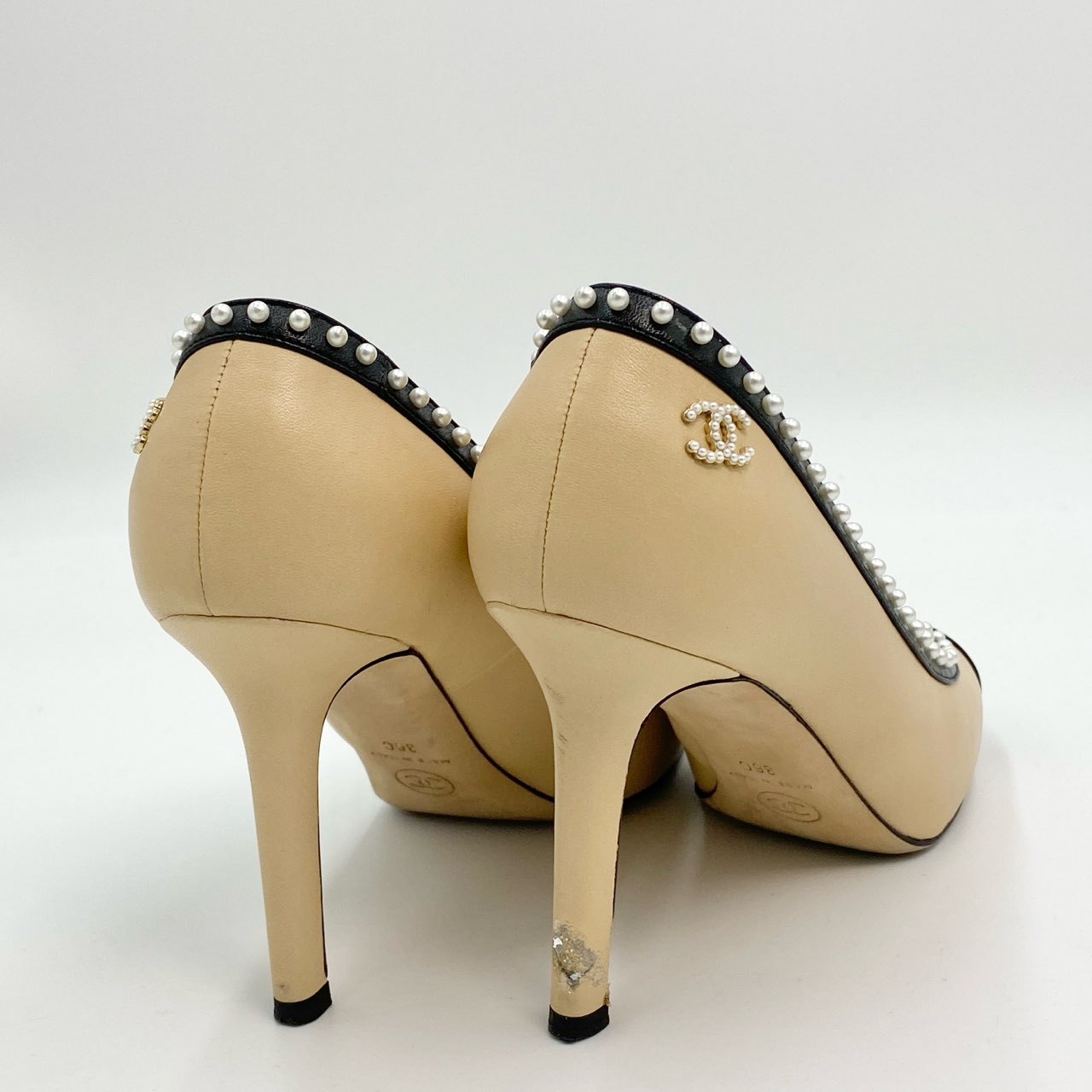 3c30 CHANEL シャネル ココマーク パール付き ヒールパンプス G31552 36C ベージュ ブラック レザー シューズ 靴t18r