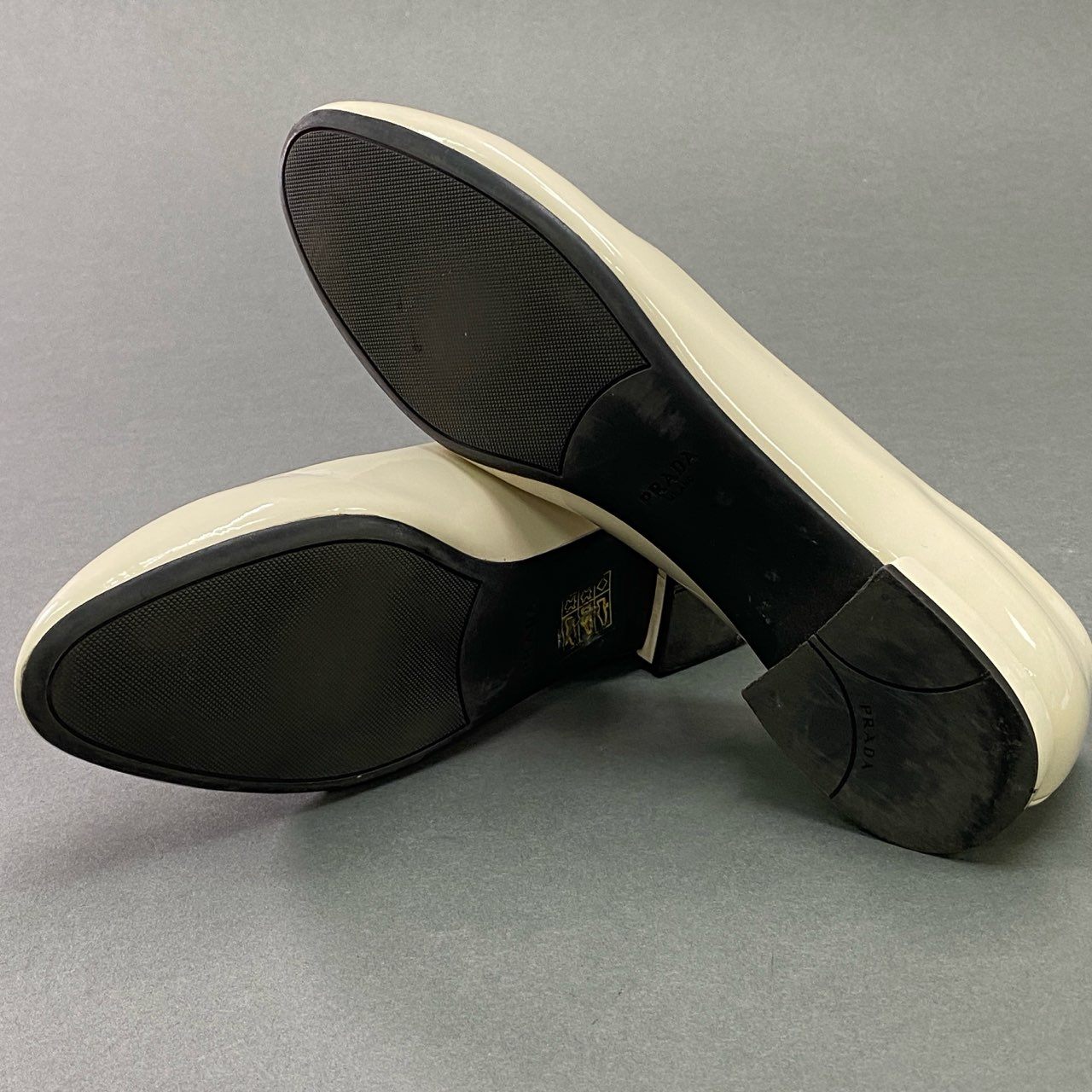 4c21 PRADA プラダ トライアングルロゴ エナメル フラットパンプス 37 1/2 ベージュ パテントレザー 三角ロゴ バレエシューズ イタリア製